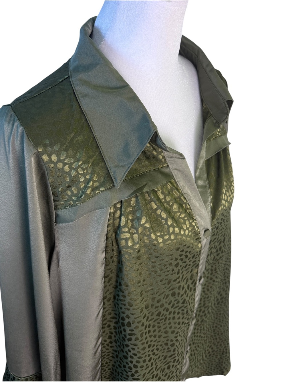 Umgee Olive Green Satin Animal Jacquard Bell Sleeve Button Front Blouse M Boho - Picture 4 of 11